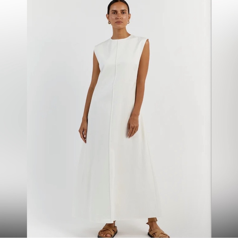 Elegant White Sleeveless Dress